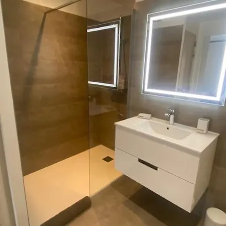 : Superbe Dans Neuve أجاكسيو