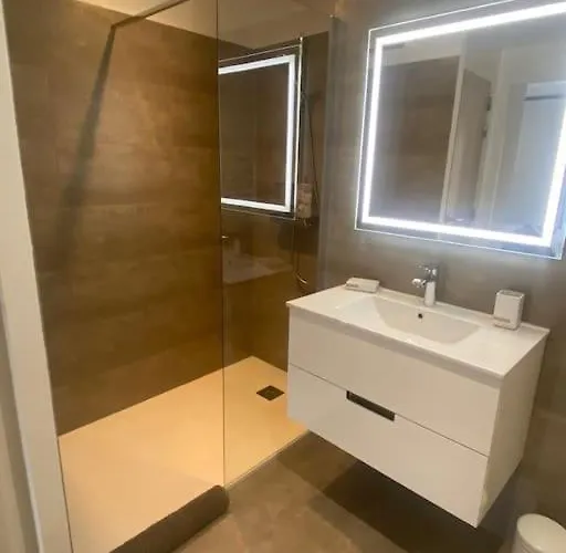 : Superbe Dans Neuve أجاكسيو